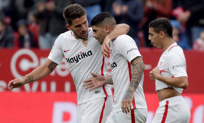 SEVILLA-GIRONA Carriço felicita a Banega (centro) tras abrir de penalti el marcador en la victoria del Sevilla ante el Girona.