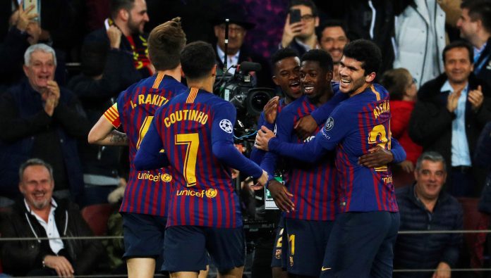 Barcelona - Tottenham Hotspur Los jugadores del Barça felicitan a Dembélé, que ha vuelto a estar en el centro de la polémica.