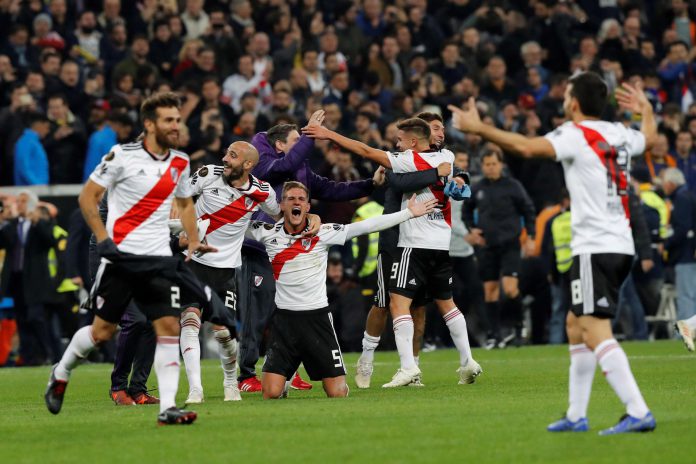 River Plate-Boca Juniors Los jugadores del River Plate celebran el título conquistado en el Santiago Bernabéu.