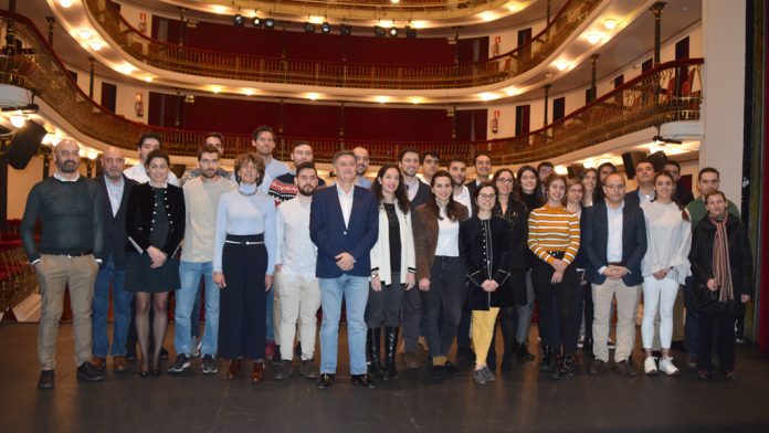 4_1_segovianos-RocioPardos El grupo de ‘Segovianos en el mundo’ de la sexta edición del encuentro, junto a Francisco Vázquez y algunos participantes de reuniones anteriores.