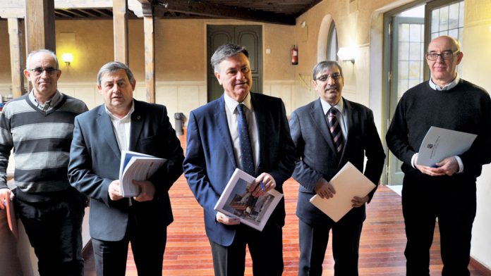 04-1kama_Diputacion-RP-Balance-Anual_KAM6390 El presidente de la Diputación, Francisco Vázquez (centro), junto a los diputados Basilio del Olmo y José Luis Sanz Merino, y los técnicos Arturo Díez y Santiago de la Cruz.