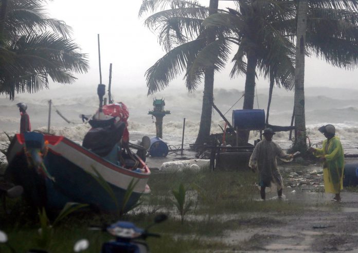 Unos 7.000 evacuados en el sur de Tailandia por la tormenta Pabuk Varias personas evacúan la zona del distrito Pak Phanang en el sur de Tailandia a la llegada de la tormenta Pabuk.