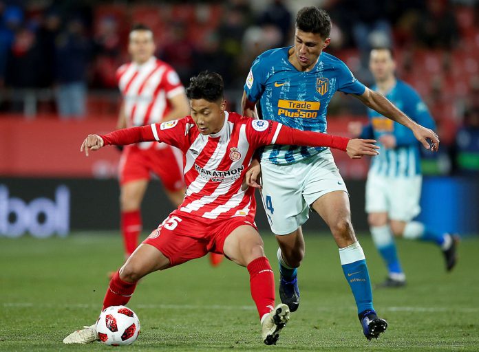 Girona - Atlético de Madrid Paik Seung-Ho protege el balón ante la presión de Rodrigo Hernández.