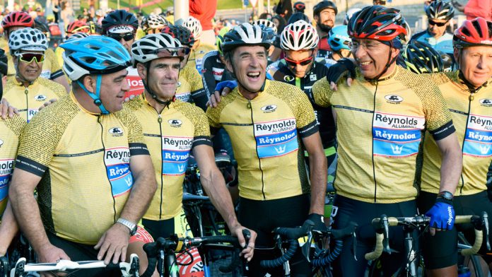 56-1roc-LaPerico2018_RocioPardos-(242) Pedro Delgado, en el centro, en una de las salidas de la marcha cicloturista que lleva su nombre, que se celebra en agosto. / ROCÍO PARDOS