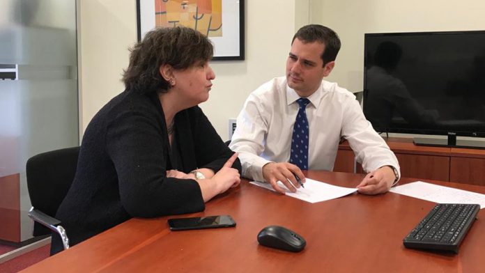 12_1-pablo-perez Pablo Pérez en la reunión con Susana Guri, presidenta de la asociación Autismo Segovia.