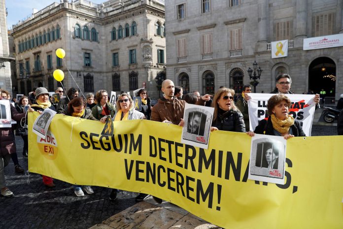 Trabajadores de la Generalitat protestan por el juicio del 'procès' Funcionarios de la Generalitat protestan en la plaza de Sant Jaume tras el traslado de los líderes presos a Madrid.