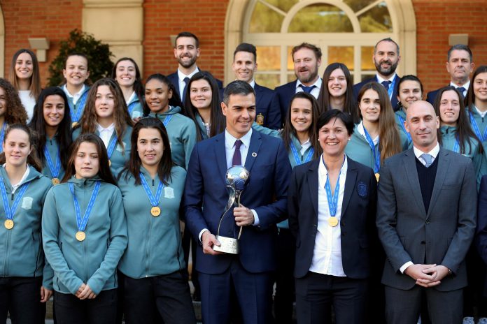 Pedro Sánchez recibe en La Moncloa a las campeonas del mundo Pedro Sánchez, junto a la Selección sub-17 de fútbol que se proclamó campeona del mundo en 2018.