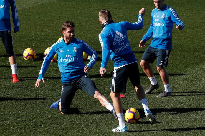 ENTRENAMIENTO DEL REAL MADRID Sergio Ramos (i) y Toni Kroos durante el entrenamiento en Valdebebas.