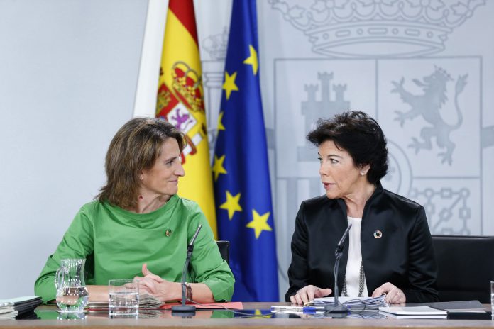 Rueda de prensa tras el Consejo de Ministros La ministra de Transición Ecológica, Teresa Ribera y la ministra de Educación y Portavoz, Isabel Celaá , en rueda de prensa tras el Consejo de Ministros.