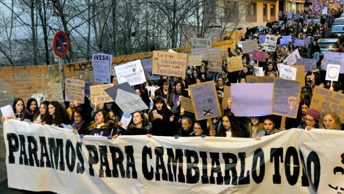 04-1-Dia-Mujer-Manifestacion_KAM9585 Una marea morada, con los colectivos feministas en cabeza, inundó las calles de Segovia. En la imagen, a su paso por la calle Antonio Machado, en el inicio de la manifestación. / kamarero