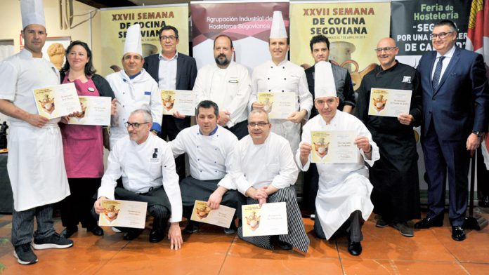07-1kama_Semana-Cocina-Inauguracion_KAM4422 Los cocineros de los restaurantes participantes posaron en el inicio del acto de inauguración. / kamarero