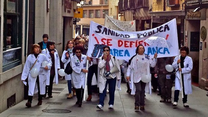 12_1-mareablanca Manifestación por la calle Real de Segovia, convocada en defensa de la salidad pública por la MedsapSg. / e. a.