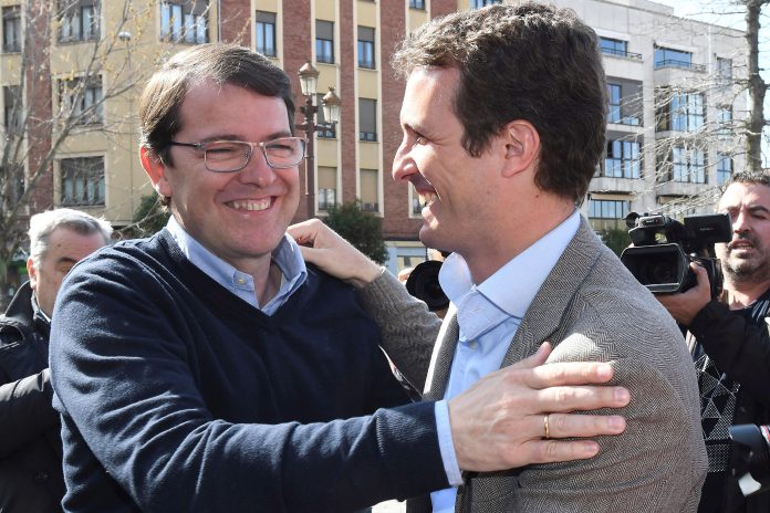 Casado acusa a Sánchez de ser el presidente El presidente del PP, Pablo Casado, saluda al presidente regional Alfonso Fernández Mañueco en León.