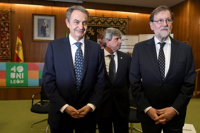 Zapatero y Rajoy participan en el 40 aniversario de la Universidad de León Los expresidentes José Luis Rodríguez Zapatero y Mariano Rajoy, junto con el rector de la ULe, Juan Francisco García.