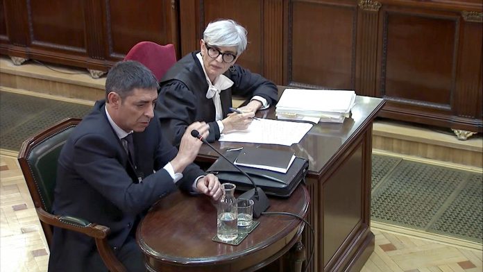 Trapero dice que se implicó personalmente en que saliese la comitiva del 20S Declaración de Josep Lluís Trapero, jefe de los Mossos d'Esquadra durante el 1-O, y su abogada, Olga Tubau (d) en la sesión del juicio del