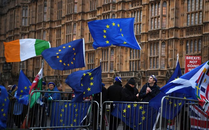 Reunión del Consejo de Ministros británico Manifestantes a favor de la permanencia en Europa se manifiestan este miércoles a las afueras del parlamento.