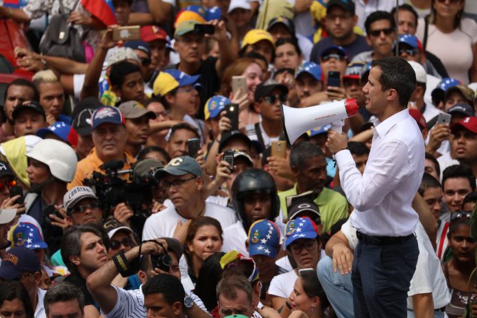 Guaidó anuncia gira y gran manifestación para reclamar el poder en Venezuela El presidente “encargado”, Juan Guaidó, se dirige a sus simpatizantes durante la manifestación de ayer en Caracas..