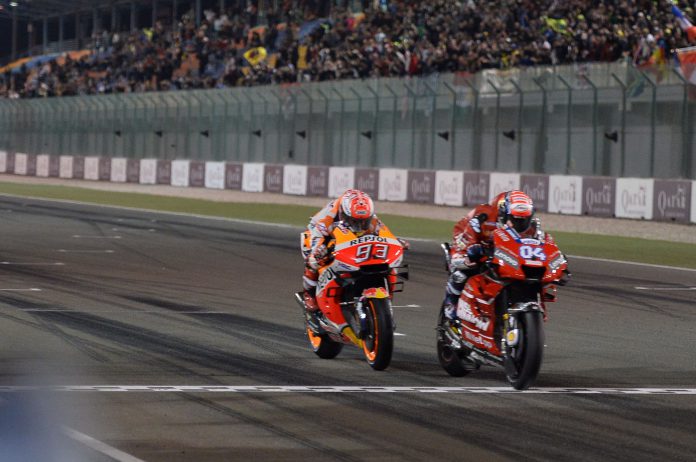 Motorcycling - Grand Prix of Qatar Andrea Dovizioso (dcha) superó a Marc Márquez por apenas 23 milésimas en la meta del circuito de Losail.