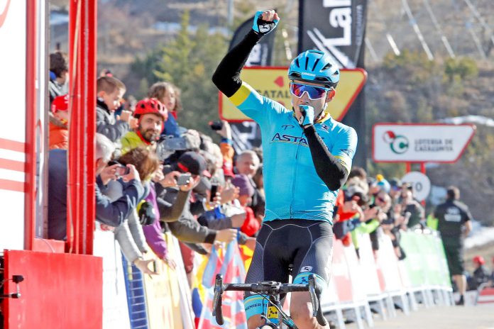 Miguel Ángel López vence en La Molina y se enfunda el maillot de líder Miguel Ángel López celebra su victoria en La Molina.