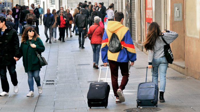 07-1kama_Turistas-Maletas_KAM6956 En la mayoría de hoteles las cancelaciones sin preaviso se cobran mediante tarjeta. / kamarero