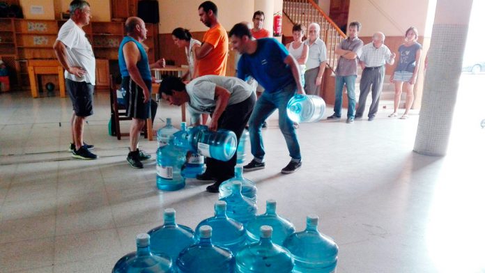 11-1fd-cabezuela-reparto-agua-nitratos Cabezuela también ha sido abastecida con agua embotellada. / F.D.