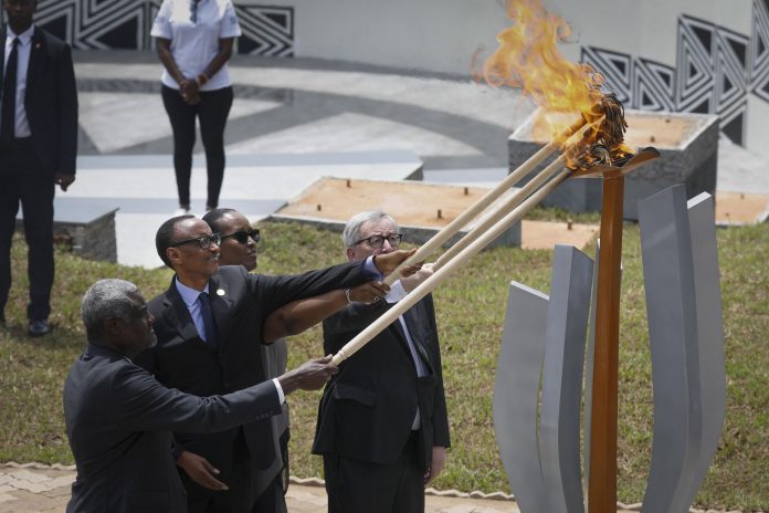 Rwanda marks the 25th anniversary of the genocide El presidente Paul Kagame y la primera dama Jeannette Kagame (c), con Jean-Claude Juncker (d) y Moussa Faki (i) encienden la llama de recuerdo de las víctimas.