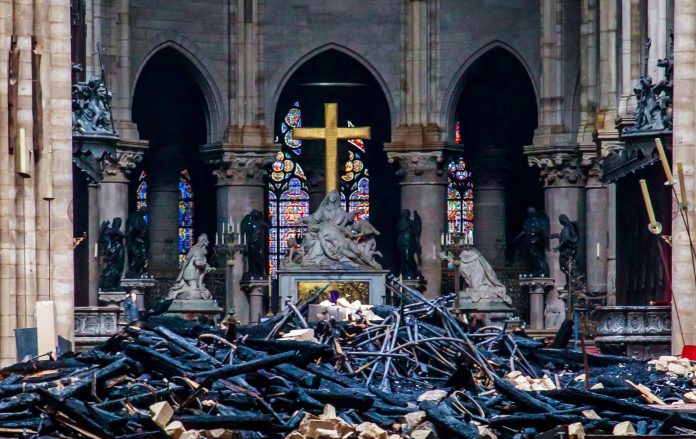 Francia evalúa los daños sufridos por la catedral de Notre Dame de París Vista del interior de la catedral de Notre Dame de Paris después del incendio que asoló el emblemático edificio durante el lunes.