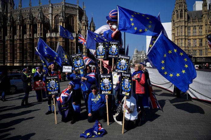 Parlamento británico celebra otra jornada de votos indicativos del Manifestantes anti-brexit se manifiestan a las puertas de Westminster.