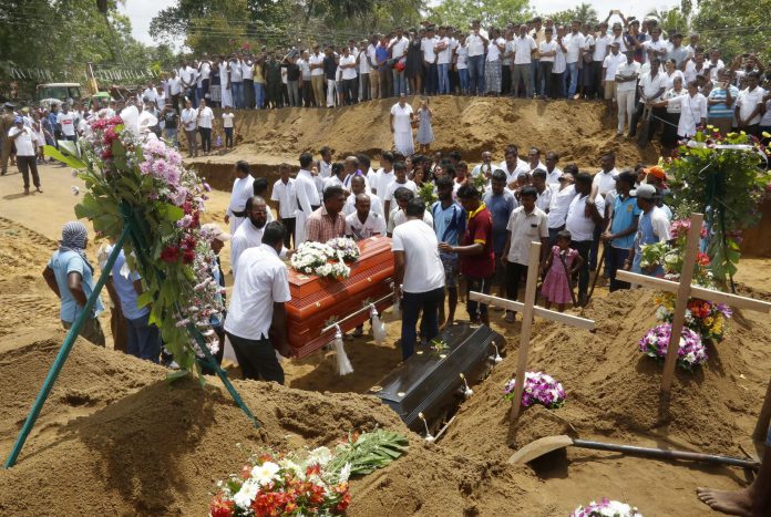 Los muertos en la serie de atentados en Sri Lanka se elevan a 310 Familiares y amigos entierra a algunas de las más de 300 víctimas que se cobró el atentado en Sri Lanka.