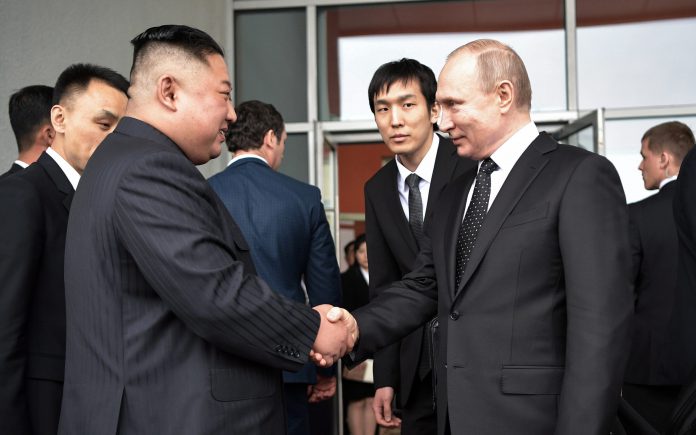 Putin dice que la desnuclearización coreana es El líder norcoreano, Kim Jong-un, estrecha la mano al presidente ruso, Vladimir Putin en Vladivostok.