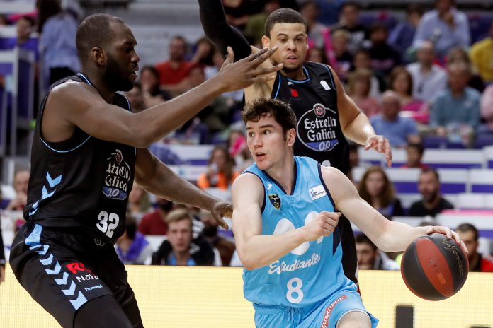 Movistar Estudiantes-Cafés Candelas Breogán Brizuela, con el balón ante dos rivales.