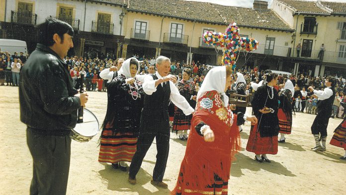 Danza de la Cruz de Mayo, 1989. Foto cedida por Eugenia Alcón. Danza de la Cruz de Mayo, 1989. Foto cedida por Eugenia Alcón.