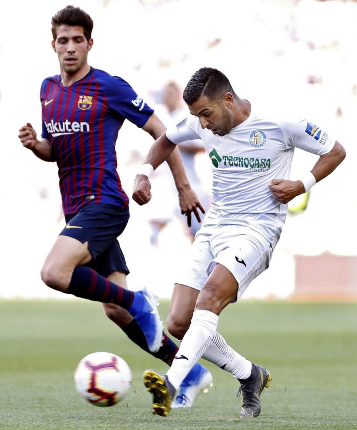 FC Barcelona vs Getafe CF Ángel Rodríguez controla el balón durante el Barça-Getafe del domingo.