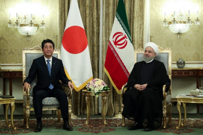 El primer ministro de Japón, Shinzo Abe, durante su encuentro con el presidente iraní, Hasan Rohaní, en Teherán. / Efe