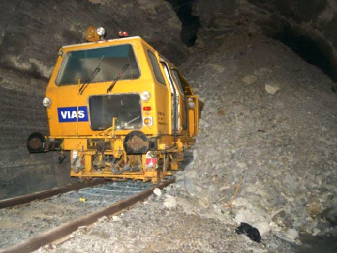 ADIF realiza un estudio previo para retirar la m�quina bateadora del hundimiento del t�nel de Somosierra de 2011