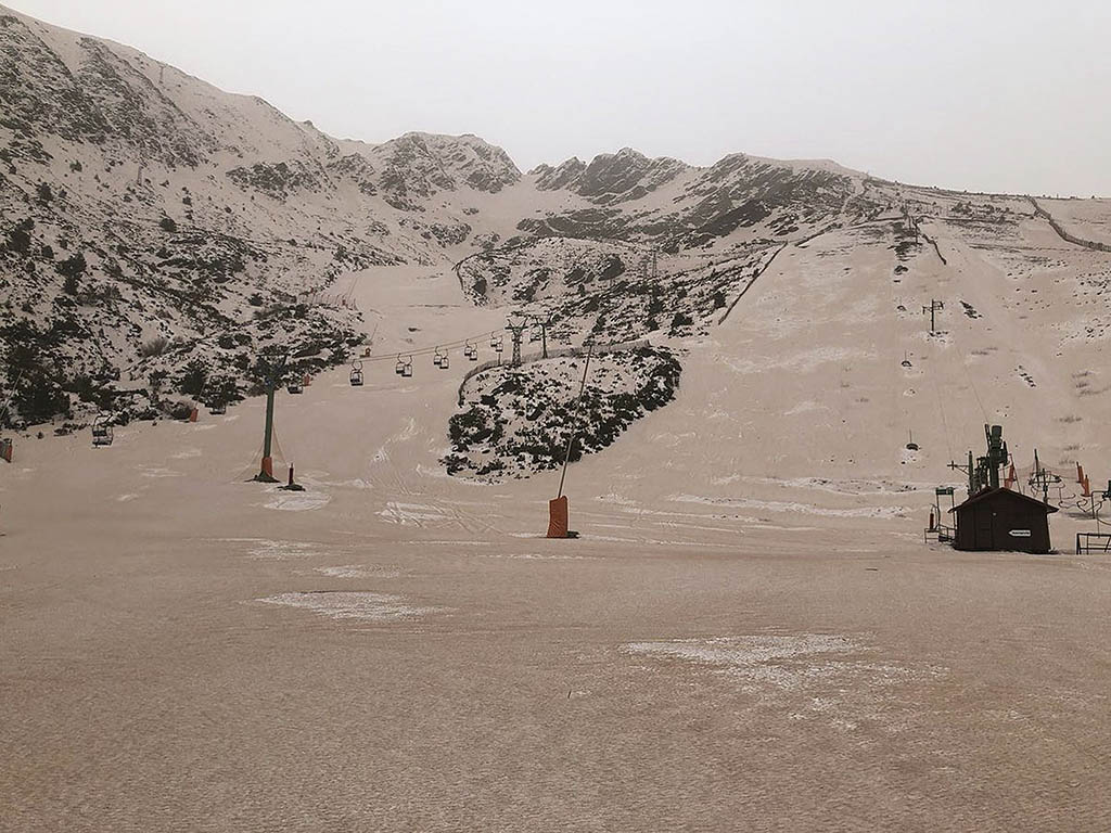 El manto naranja cubre la nieve de <h3 class='enlacePalabraNoticia'>La Pinilla</h3>