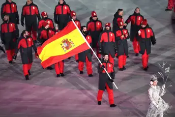 Lucas Eguíbar fue el abanderado de la delegación española en el desfile inaugural de los Juegos de Invierno. / EFE