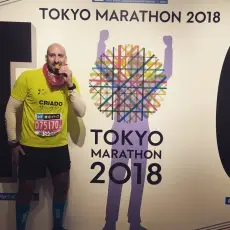 José Criado Senovilla en la maratón de Tokio en 2018, con su pañuelo rojo.