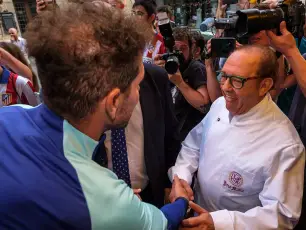 La plantilla del Atlético de Madrid visita el Restaurante 'José María'. / KAMARERO