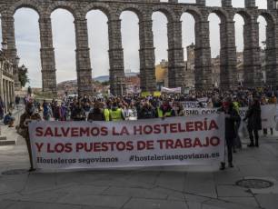 Manifestación en contra de las restricciones a hostelería en Segovia. / KAMARERO