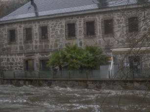 La crecida del caudal del río Eresma causa daños en la Casa de la Moneda y la Alameda del Parral. / KAMARERO