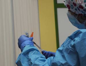Personal sanitario preparando la puesta de una vacuna. / KAMARERO