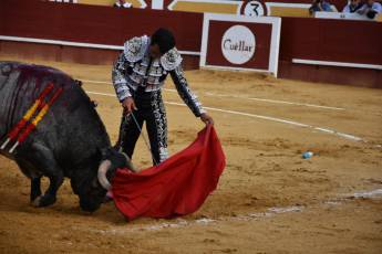 Jesús Martínez ‘Morenito de Aranda’ torea por abajo al segundo toro de Partido de Resina en la plaza de Cuéllar. / A.M.