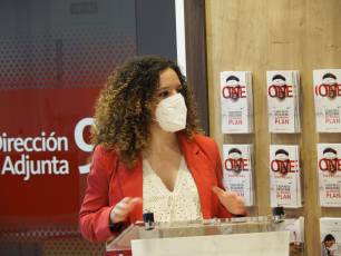 La diputada Noemí Otero interviene en la entrega de los Premios Pyme. / KAMARERO