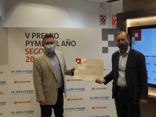 Pigchamp Pro Europa fue reconocida con el accésit de innovación y digitalización de manos del director de El Adelantado, Ángel González Pieras. / KAMARERO