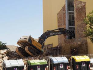 Estado del edificio del Paseo Ezequiel González tras empotrarse una excavadora. / KAMARERO