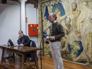 Ángel González Pieras interviene en la segunda conferencia sobre los Zuloaga, en el Torreón de Lozoya. / KAMARERO