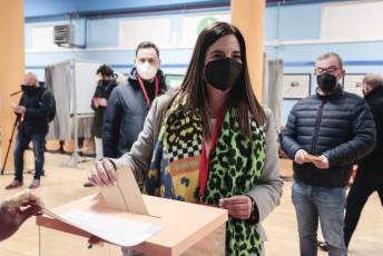 La cabeza de lista del PSOE por León a las Cortes Nuria Rubio vota en el Colegio Luis Vives de la capital leonesa. / ICAL