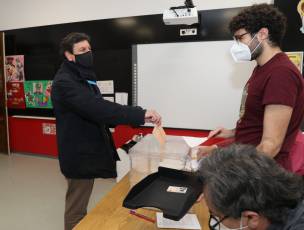 Votación del cabeza de lista de PP por Palencia Carlos Fernandez Carriedo en el colegio Santo Ángel de Palencia. / ICAL