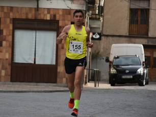 David Berzal encara los últimos metros de la carrera pedestre de Turégano. / A.M.